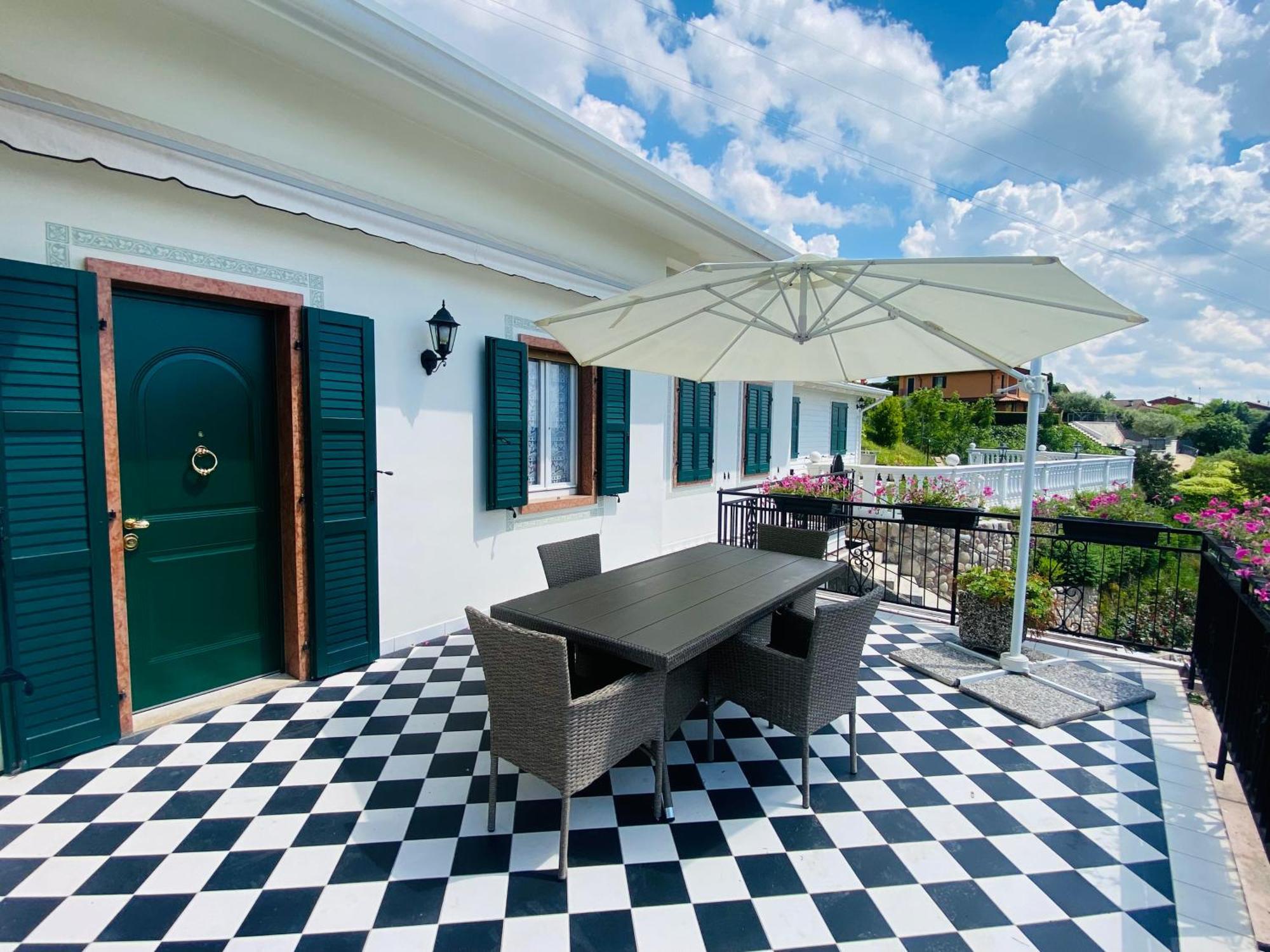 Villa Poggio Ulivo Pool-Apartments Rivoli Veronese Exterior photo
