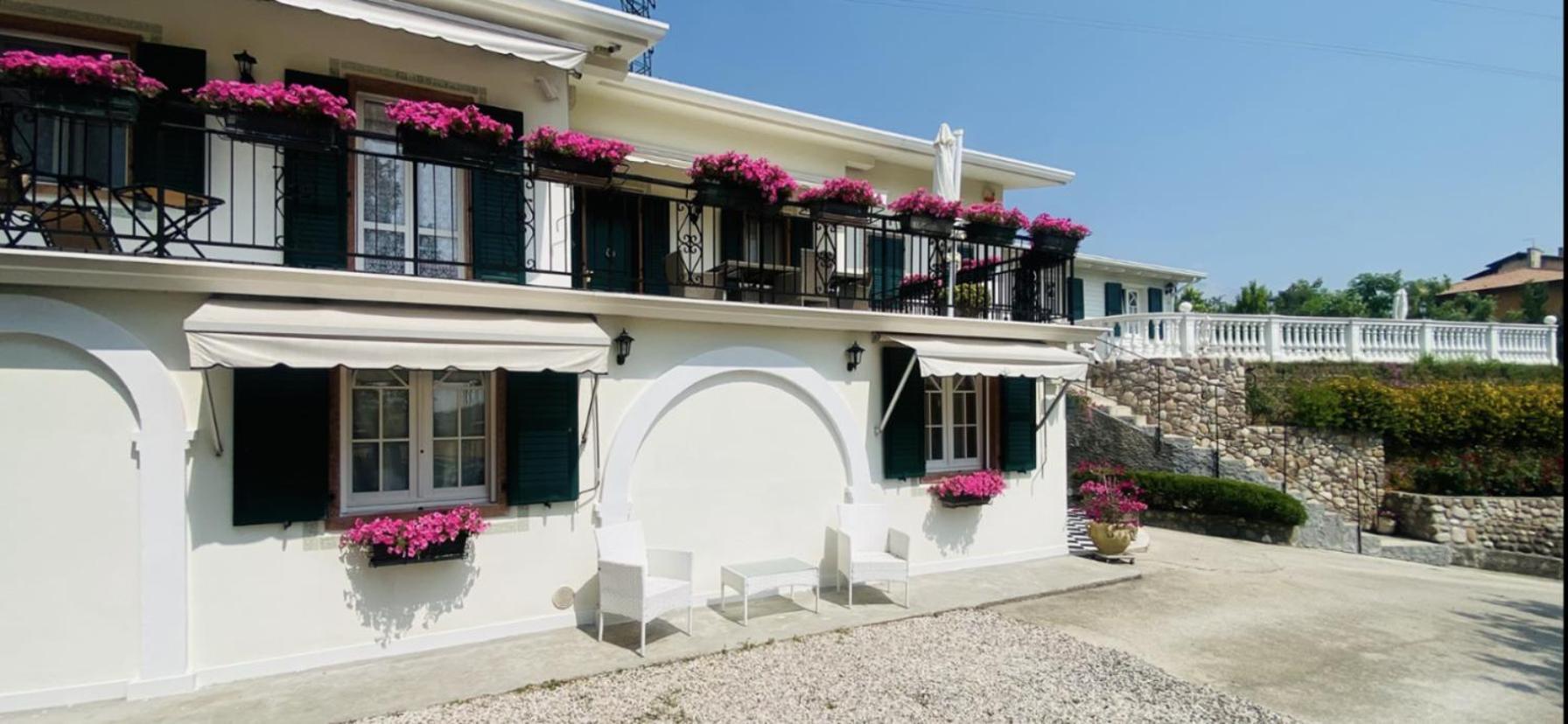 Villa Poggio Ulivo Pool-Apartments Rivoli Veronese Exterior photo